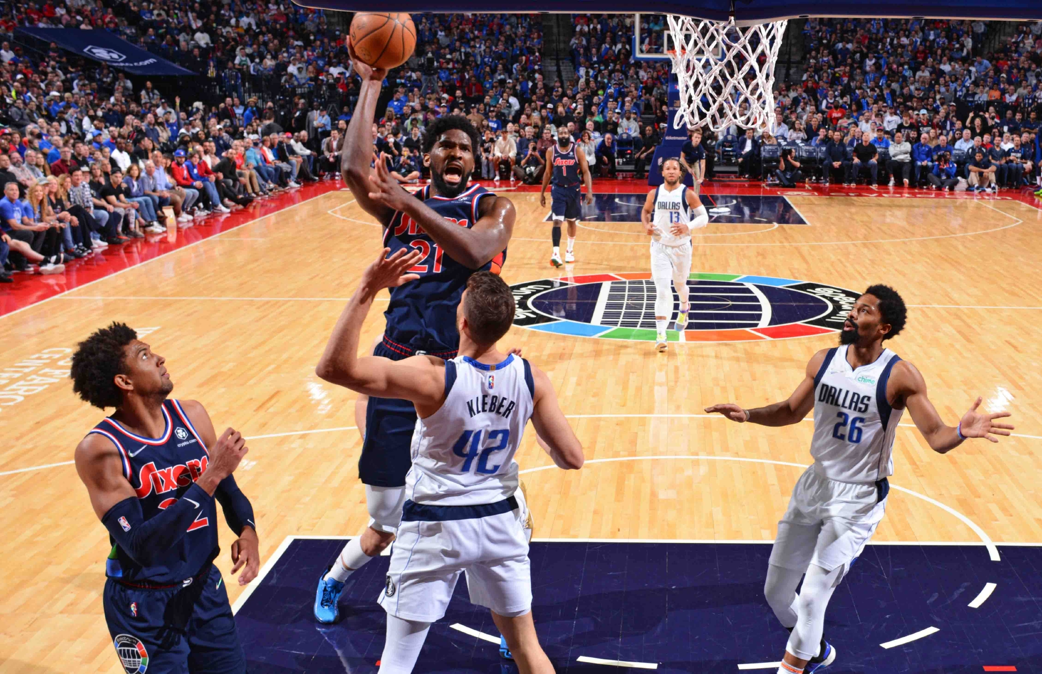 独行侠翻盘黄蜂,恩比德送出助攻 独行侠翻盘黄蜂,恩比德送出助攻