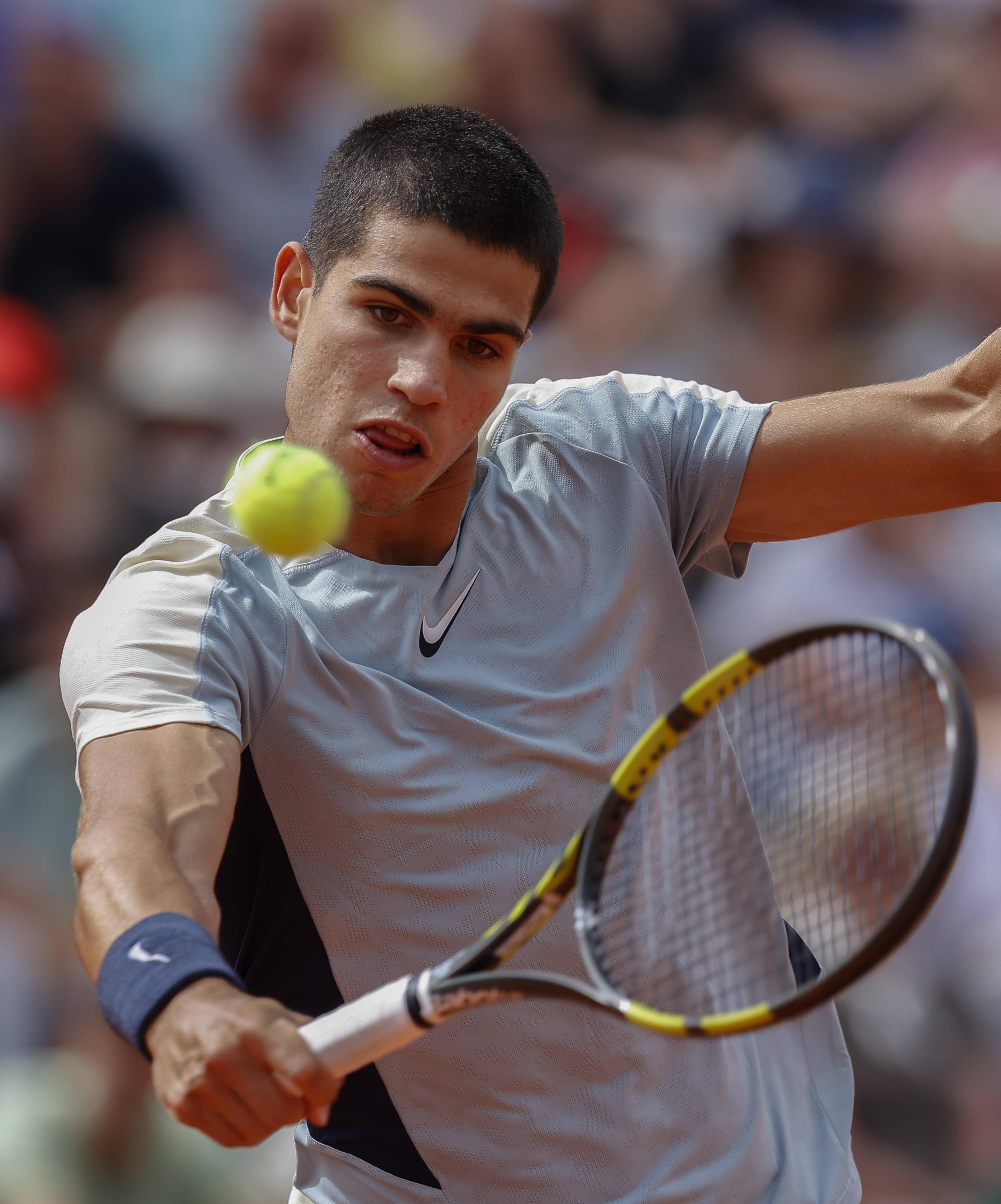 西班牙网球队翻盘法国网球队，阿尔卡拉斯完成帽子戏法的简单介绍