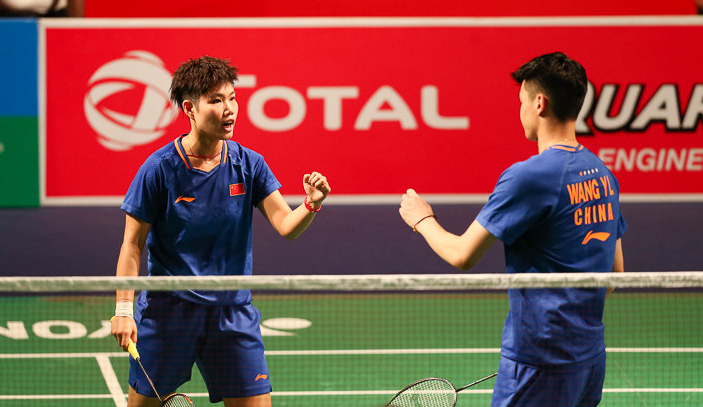 中国队翻盘印尼队,黄鸭组合关键制胜 中国队翻盘印尼队,黄鸭组合关键制胜