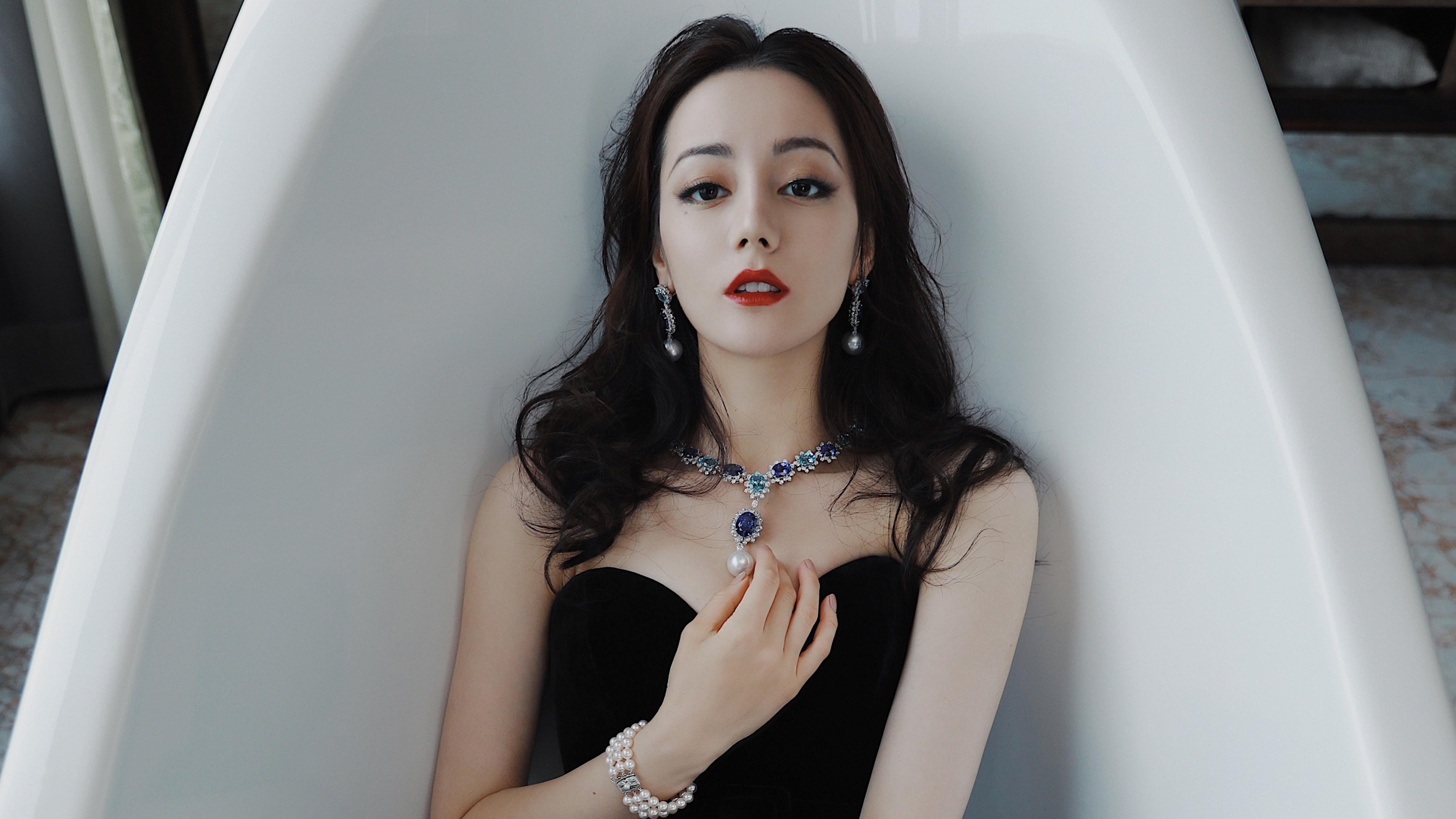 38+9+7+1！杰伦格林西决生死战接管比赛，热火13分逆转新疆，谁注意他退场时脚踝渗出血迹